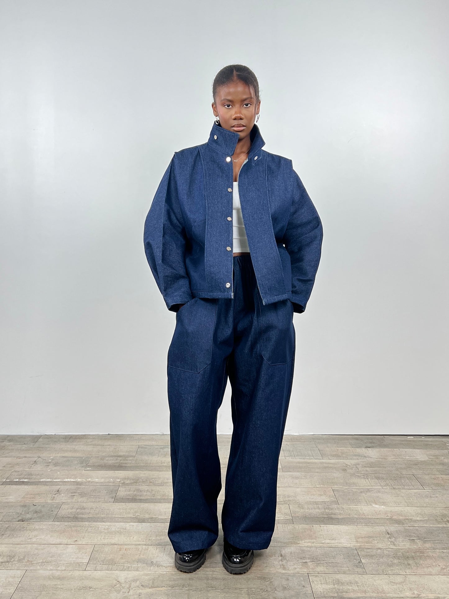 LA SUR-CHEMISE EN DENIM BRUT