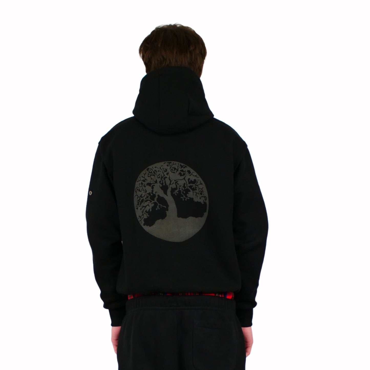 LE PULL À CAPUCHE NOIR