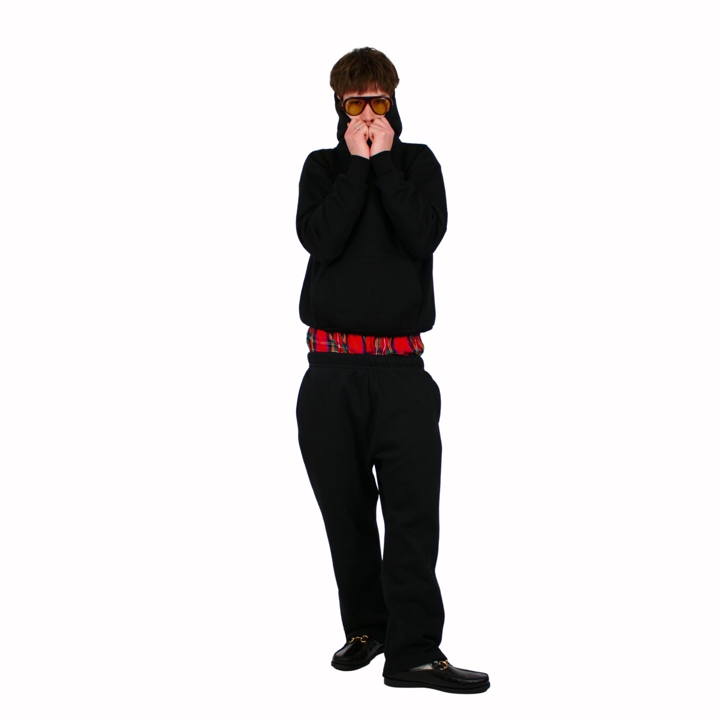 LE PULL À CAPUCHE NOIR