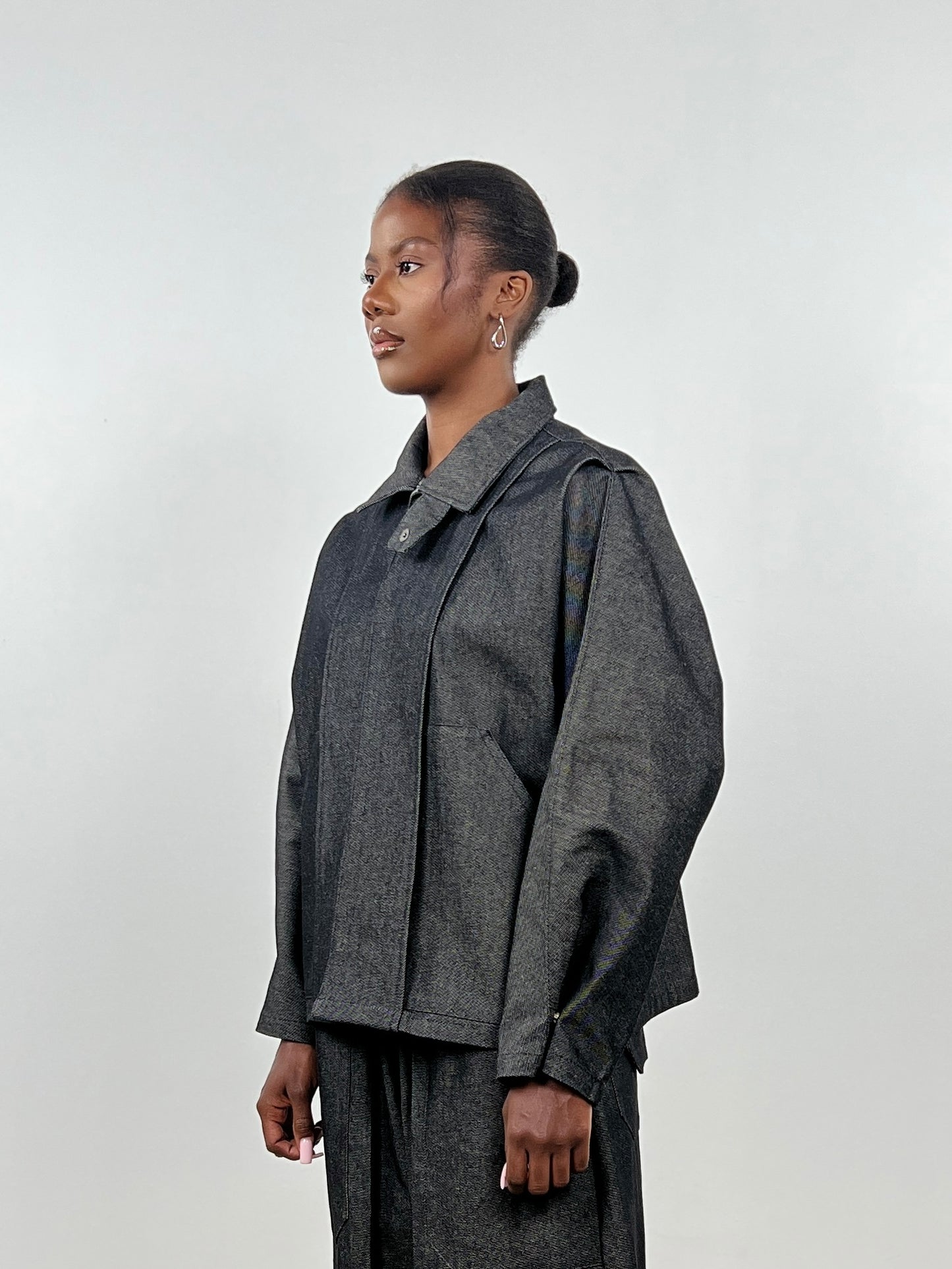 LA SUR-CHEMISE EN DENIM BRUT