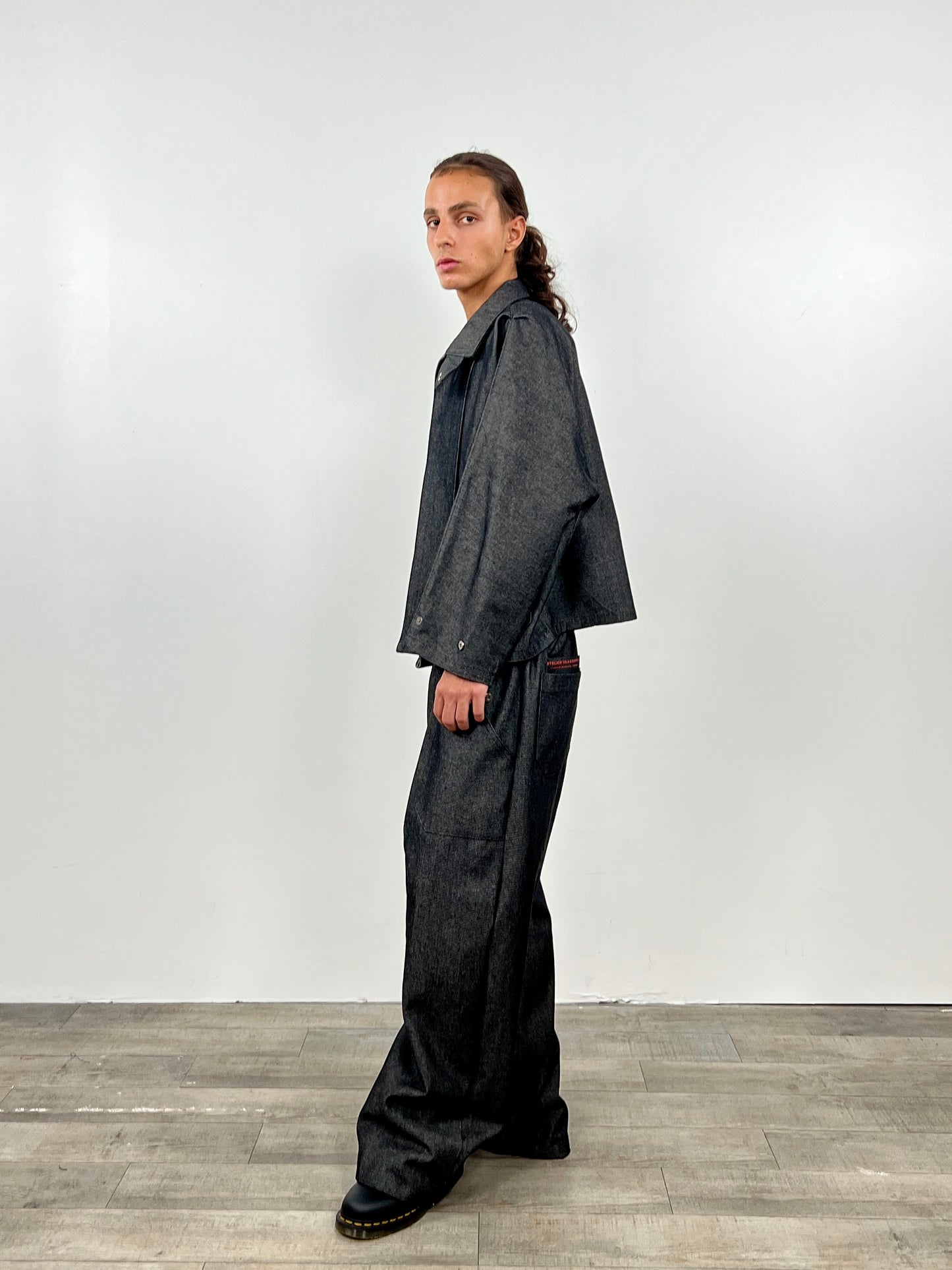 LA SUR-CHEMISE EN DENIM BRUT