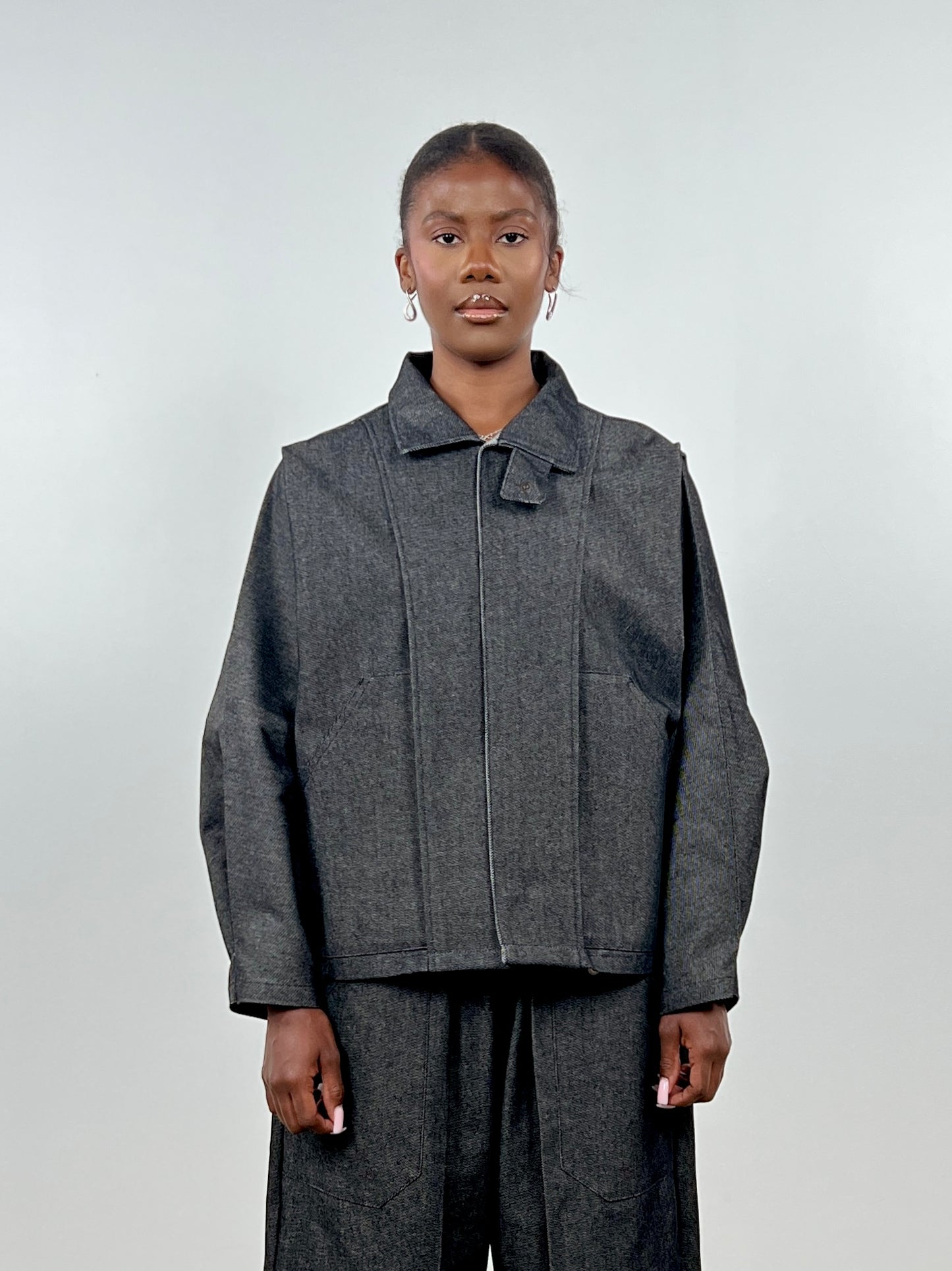 LA SUR-CHEMISE EN DENIM BRUT