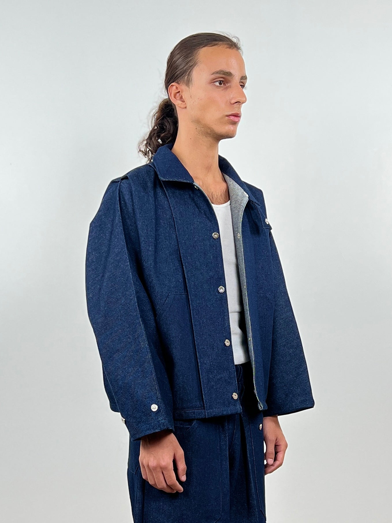 LA SUR-CHEMISE EN DENIM BRUT