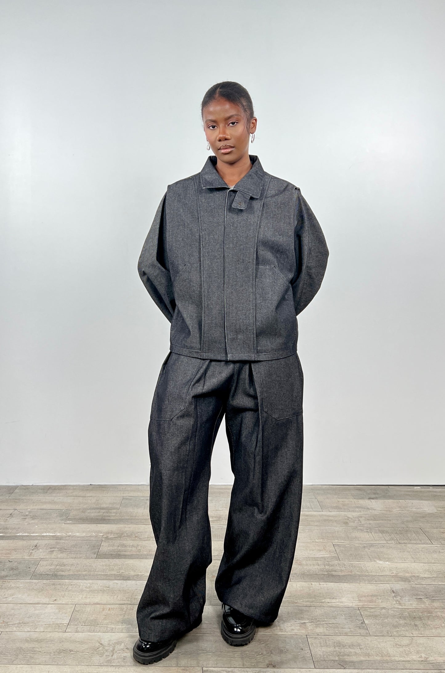LA SUR-CHEMISE EN DENIM BRUT