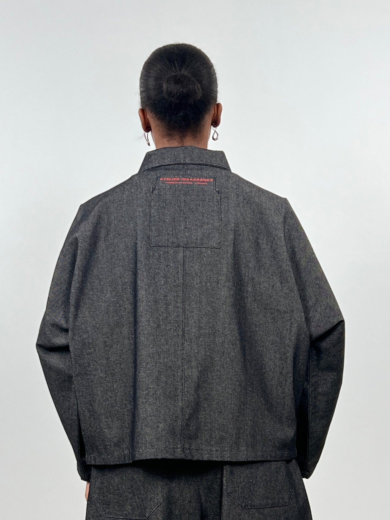 LA SUR-CHEMISE EN DENIM BRUT