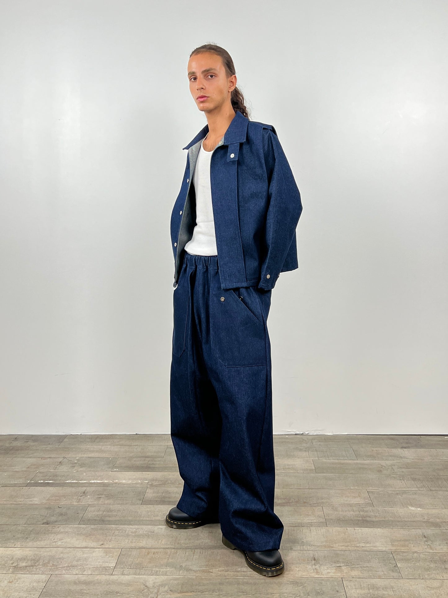 LA SUR-CHEMISE EN DENIM BRUT