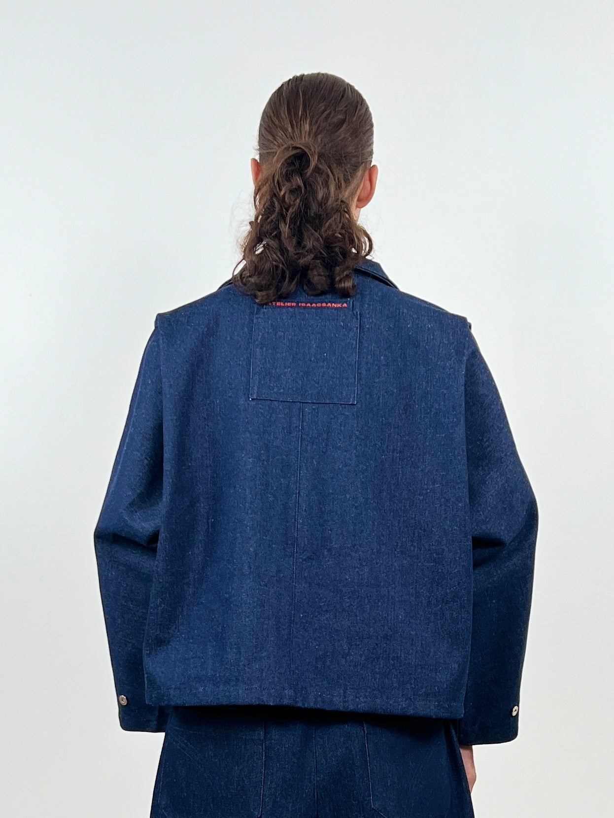 LA SUR-CHEMISE EN DENIM BRUT