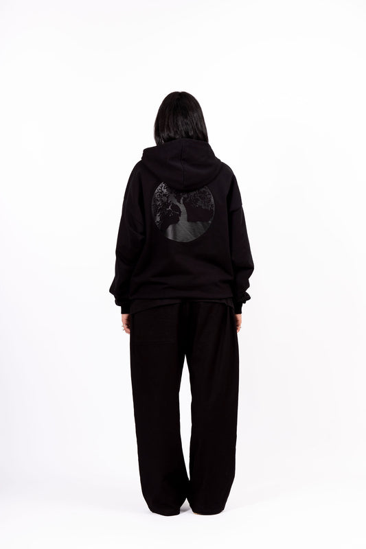 Noir sur noir, le pull à capuche